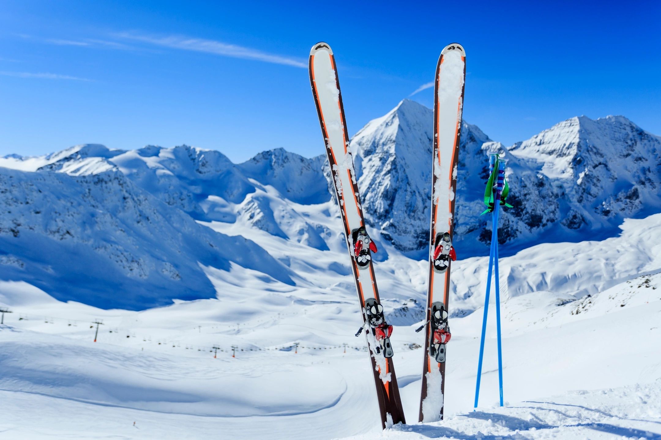 Горный лыжник. Лыжи Сумит Фишер. Горные лыжи. Горнолыжный спорт. Горы лыжи.